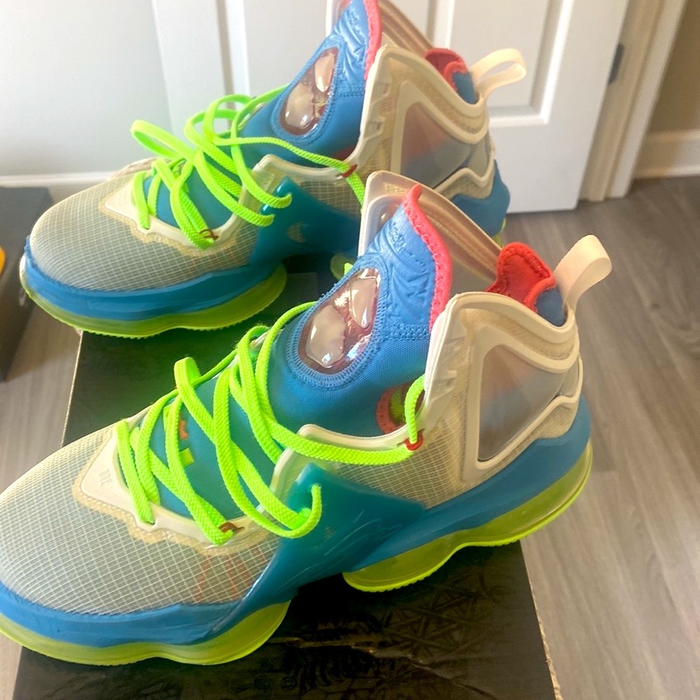 Lebron XlX size 10 with box